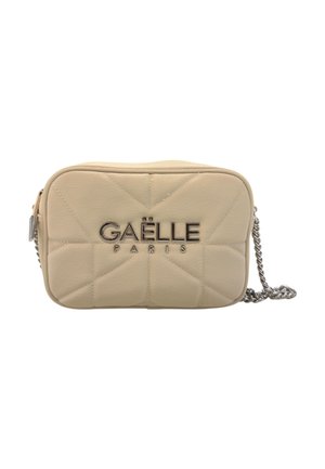 Borsa a tracolla in pelle trapuntata beige con tracolla in catena argentata e logo in metallo "GAËLLE PARIS" sul frontale.