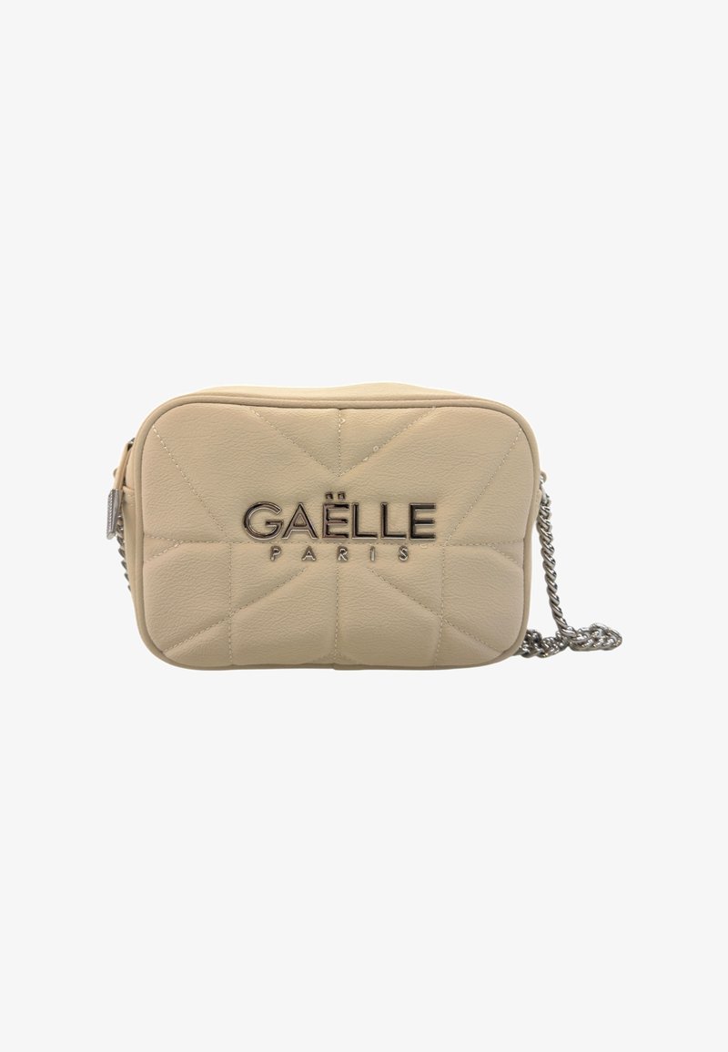 Borsa a tracolla in pelle trapuntata beige con tracolla in catena argentata e logo in metallo "GAËLLE PARIS" sul frontale.