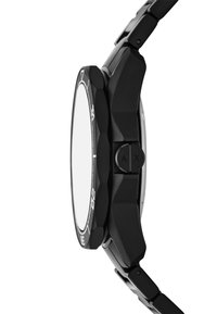 Schwarze Uhr mit facettiertem Gehäuse, runder Zifferblatt und zwei Tasten an der Seite. Verfügt über ein schwarzes Armband und einen weißen Anzeigebereich.