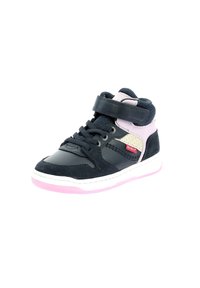 Zapatillas altas en cuero y ante azul marino, con acentos en rosa y una correa de velcro. Presentan paneles texturizados y un cuello acolchado.