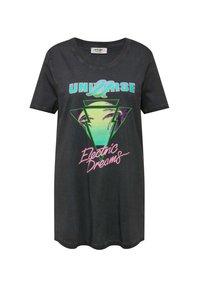 Sort bomulds T-shirt med korte ærmer, der har et farverigt grafisk design af palmer og elektriske mønstre. Teksten siger "UNIVERSE" og "Electric Dreams."