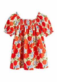 Blusa de manga corta hecha de algodón ligero con un escote fruncido, que presenta un estampado de manzanas rojas y arándanos sobre un fondo crema.