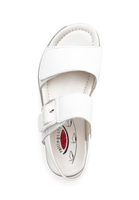 Weiße Leder-Sandel mit zwei verstellbaren Riemen und einer silbernen Schnalle. Konturiertes Fußbett mit aufgedrucktem Logo und roten Akzentdetails auf der Innensohle.