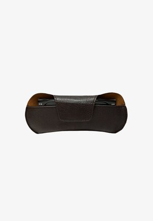 Étui à lunettes en cuir texturé brun foncé avec fermeture à rabat, partiellement ouvert pour révéler des lunettes noires pliées à l’intérieur.