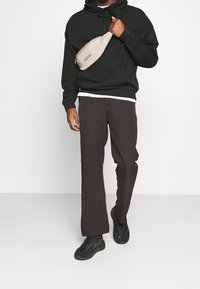 YOUNG POETS Luvtröja - black