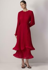 Touché Privé WITH BINDING BELT - Denné šaty - red