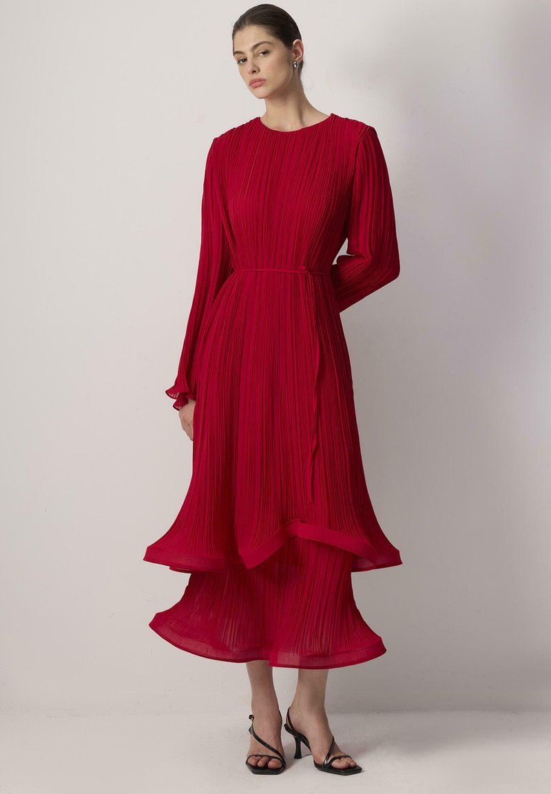 Touché Privé WITH BINDING BELT - Denné šaty - red