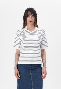 Hvit polo skjorte med marineblå striper, korte ermer og V-hals. Har to krage detaljer og en liten logo på brystet.