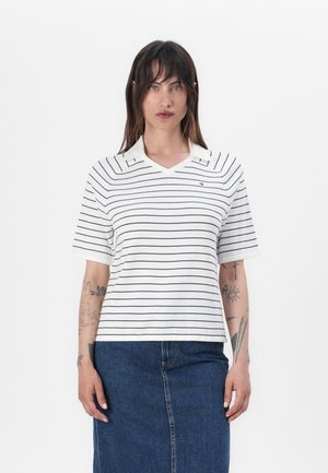 Hvit polo skjorte med marineblå striper, korte ermer og V-hals. Har to krage detaljer og en liten logo på brystet.