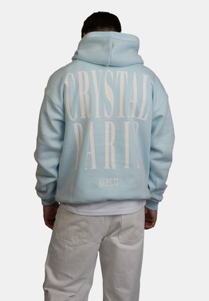 Jasnoniebieska bluza z kapturem z dużą białą grafiką z napisem "CRYSTAL" i "PARIS" na plecach, luźny krój, miękki materiał, kieszeń kangurza.