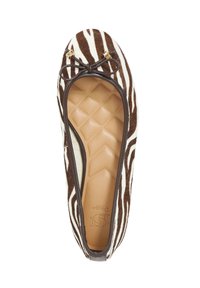 Ballerines avec un design imprimé zèbre, présentant une bordure en cuir texturé marron et un petit accent de nœud. À l'intérieur, il y a une semelle intérieure matelassée de couleur beige.