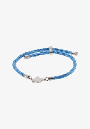 Blauwe gedraaide koordarmband met verstelbare zilveren schuiver en zilveren duifvormige hanger in het midden.