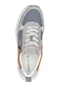 Graue und orange Sneaker mit einem Obermaterial aus Wildleder und Textil, weißen Schnürsenkeln, seitlichem Reißverschluss, gepolstertem Kragen und strukturiertem Innensohle.