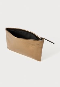 Pochette con zip di colore oro metallico con superficie testurizzata e forma elegante e angolare. L'interno è foderato in tessuto nero.