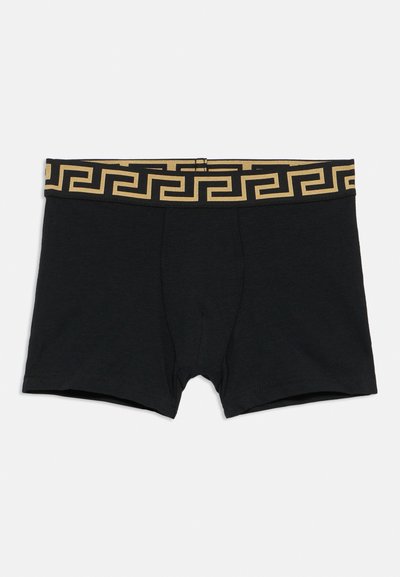 Melni kokvilnas bokseri ar zelta grieķu atslēgas rakstu jostasvietā, ar mīkstu tekstūru un klasisku griezumu.