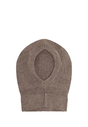 Brun strikket balaclava med stor oval ansigtsåbning, ribbede kanter og ingen synlige dekorationer, liggende fladt på en hvid baggrund.