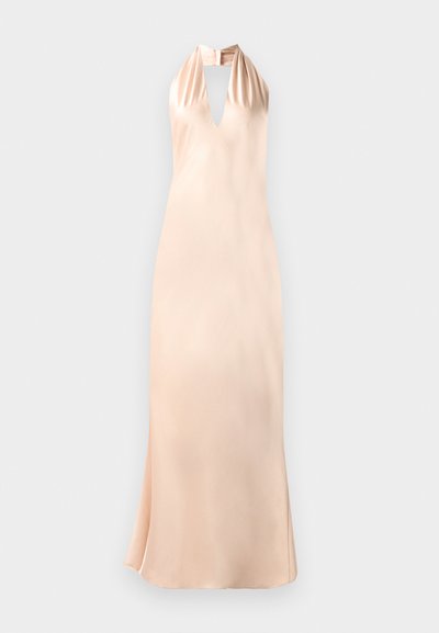 Halter neck kjole i lys fersken satin, med en dyb V-udskæring og en tætsiddende silhuet, samt en flared kant forneden.
