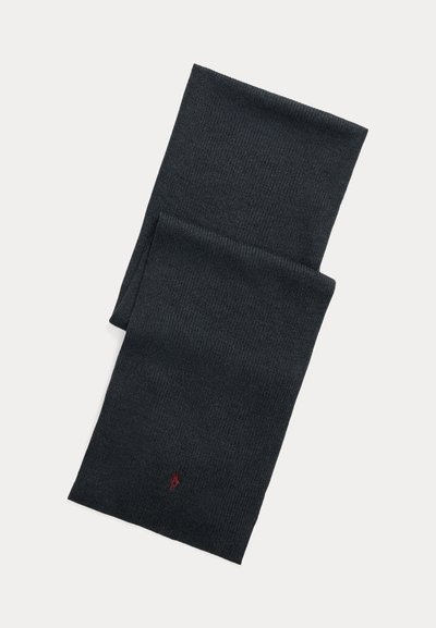 Écharpe en maille gris foncé pliée à plat avec un petit logo rouge brodé près d'une extrémité sur fond blanc.