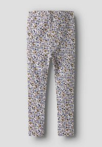 Spodnie w kwiatowy wzór z białej tkaniny, zdobione małymi fioletowymi, niebieskimi, żółtymi i brązowymi kwiatami, o dopasowanym kroju i prostych nogawkach.