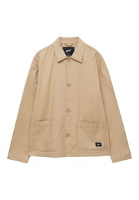 Lysebrun bomuldsjakke med knaplukning foran, spids krave, to store forlommer og en logomærkat nederst til højre.