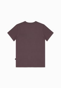 T-shirt z krótkim rękawem w ciemnym mauve, z klasycznym okrągłym dekoltem i gładką fakturą. Posiada małą metkę boczną przy dolnym hemie.
