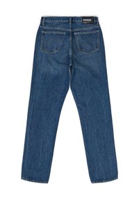 Jeans in denim blu scuro con gamba dritta, cinque tasche e etichetta del marchio in vita. La texture è liscia con leggere sfumature.