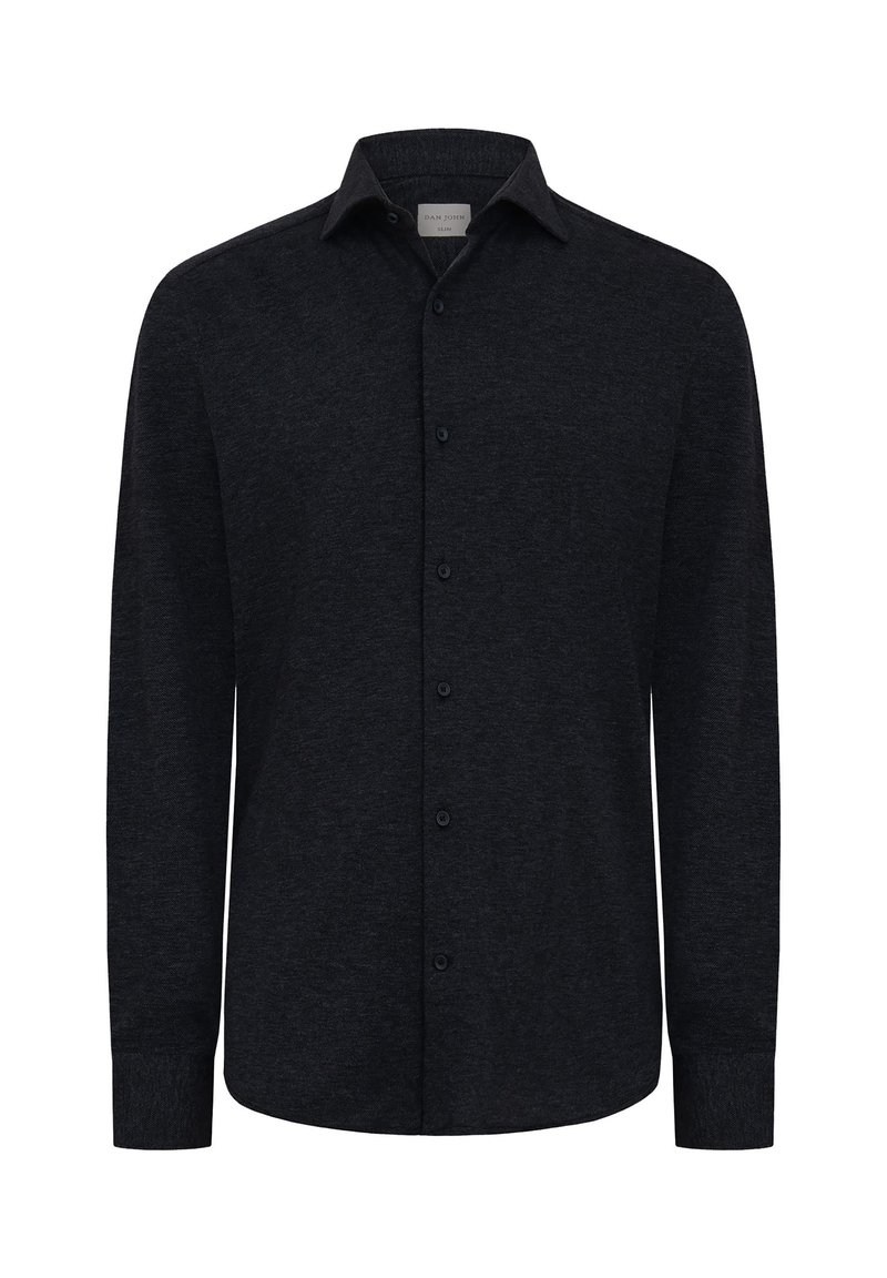 Sort langærmet skjorte lavet af stof med en struktureret overflade. Har spids krave, knaplukning foran og tætsiddende pasform.