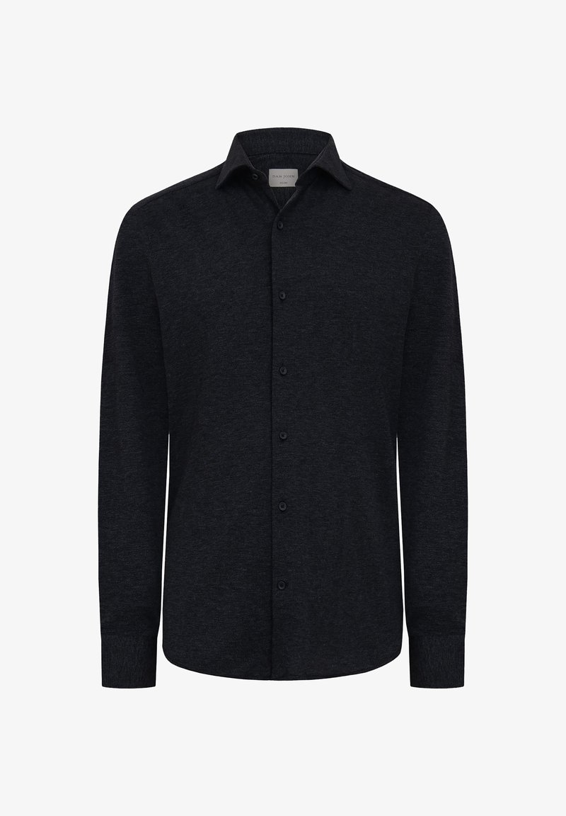 Sort langærmet skjorte lavet af stof med en struktureret overflade. Har spids krave, knaplukning foran og tætsiddende pasform.