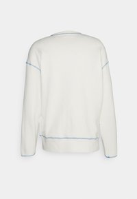 Felpa bianca con vestibilità rilassata, caratterizzata da cuciture blu lungo le maniche e l'orlo. Tessuto liscio e design semplice.