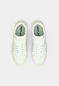 Witte sneakers met een geperforeerd ontwerp op de neus, textuurleer materiaal, platte veters en een gevoerde binnenzool met "REPLAY" merknaam op de tong.