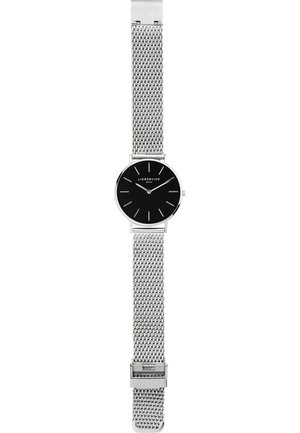 Silberne Mesh-Armbanduhr mit Zifferblatt in Schwarz, minimalistischen Stundenmarkierungen und Zeigern, poliertem Metallgehäuse und einem sicheren Verschluss.