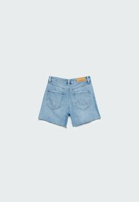Shorts en denim bleu clair avec ourlet brut, deux poches arrière, passants de ceinture et une petite étiquette en cuir marron sur la taille.