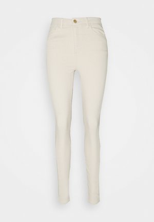 Højtaljede skinny jeans i off-white med frontlommer, bæltestropper og lukning med messingknap.