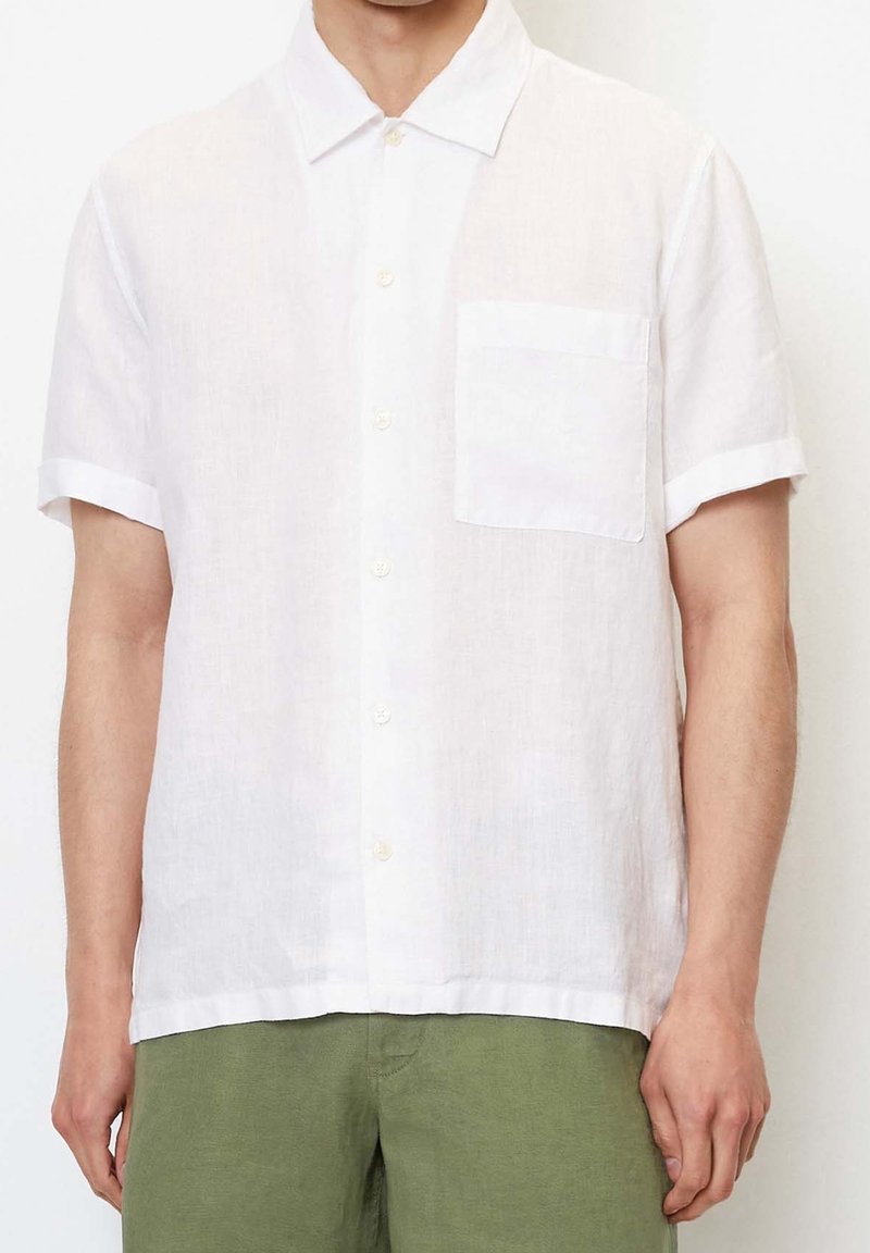Witte linnen overhemd met korte mouwen, met een button-down kraag, een enkele borstzak en opgerolde mouwen. Zachte, lichte textuur.