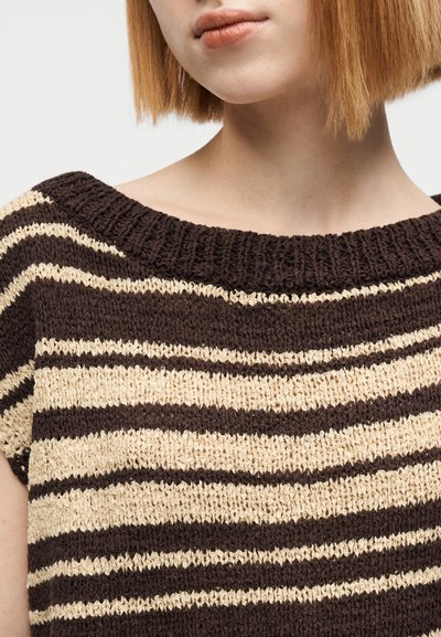 Ριγέ πουλόβερ με φαρδιά, ριμπ πλέξη στο λαιμό. Εμφανή εναλλασσόμενα νήματα σε σκούρο καφέ και ανοιχτό μπεζ δημιουργούν υφή και μοτίβο.