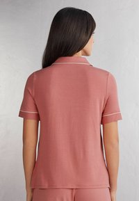Intimissimi KURZÄRMELIGES, VORNE OFFENES - Pyžamový top - pink