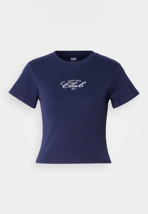 Μπλε σκούρο βαμβακερό t-shirt με στρογγυλή λαιμόκοψη και κοντά μανίκια. Διαθέτει λευκή επιγραφή "JOIN THE CLUB" σε καλλιγραφική γραμματοσειρά στο μπροστινό μέρος.