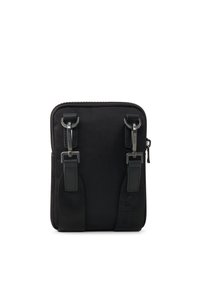 Borsa a tracolla nera compatta con due chiusure in metallo argento e cinturini regolabili, forma rettangolare e chiusura laterale con cerniera.