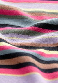 Tissu tricoté avec des rayures horizontales dans des teintes de rose, violet, bleu, vert, marron et noir. Texture douce avec un aspect ondulé.