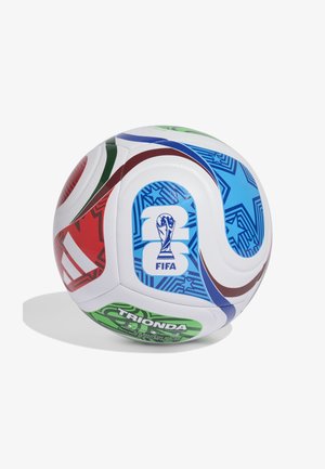 Bijela Adidas nogometna lopta s višebojnim uzorcima zvijezda, FIFA logotipom i brendingom "Trionda" na jednostavnoj bijeloj pozadini.