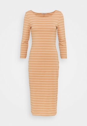 Strapless, figurbetontes Midikleid in Hellbraun mit weißen horizontalen Streifen. Aus weichem Stoff gefertigt, mit Dreiviertelärmeln und seitlicher Raffung.