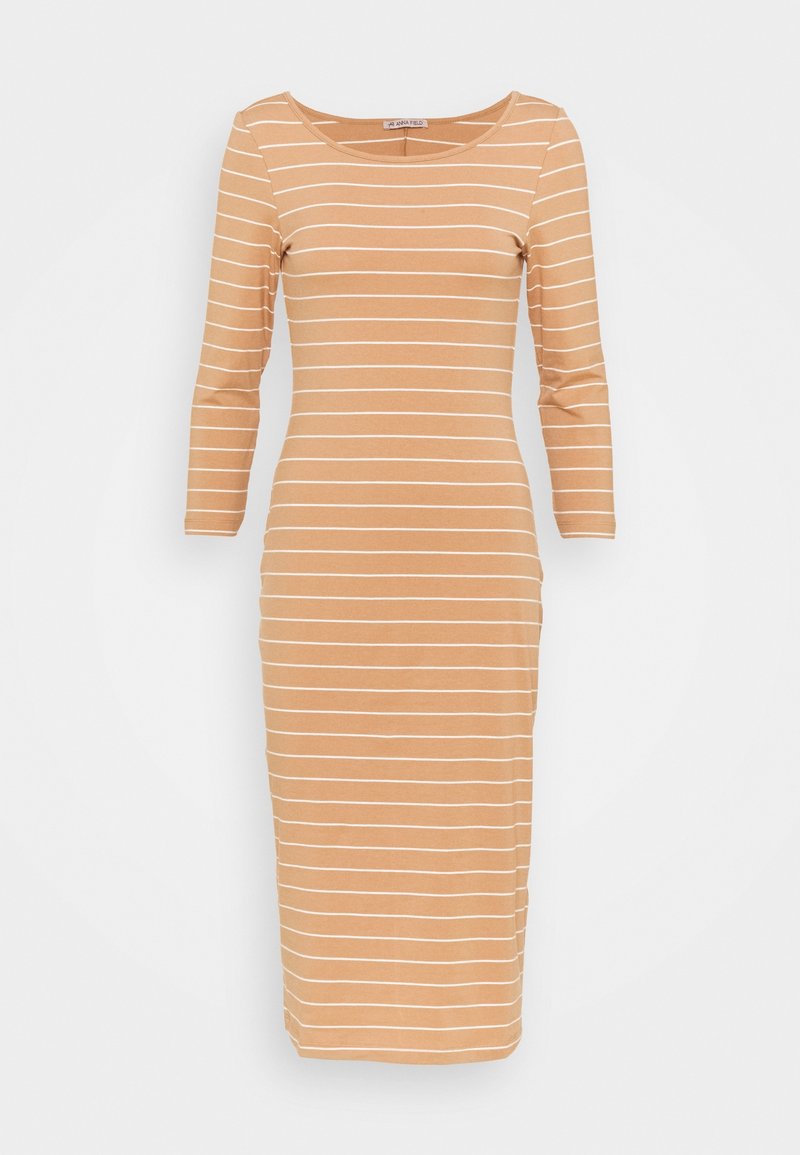 Robe midi sans bretelles, moulante, en marron clair avec des rayures horizontales blanches. Fabriquée en tissu doux, elle possède des manches trois-quarts et un ruché sur les côtés.