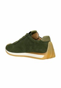 Sneaker verde in suede con design low-top, tomaia testurizzata, suola intermedia bianca a contrasto e suola esterna in gomma con motivo a zigzag.