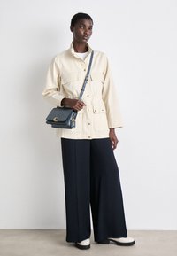 COACH LUXE REFINED BANDIT SHOULDER  - Taška s příčným popruhem - denim