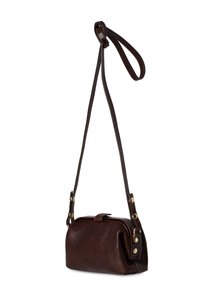 Borsa a tracolla in pelle marrone con forma arrotondata, dettagli in metallo dorato e texture liscia. Presenta tracolle regolabili per una maggiore versatilità.
