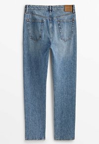 Ljusblå denimjeans med rak passform, som har en läderlapp på midjan och två bakfickor med en sydd design.