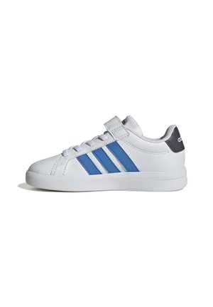 Biały niski sneaker z niebieskimi paskami, białymi sznurowadłami, rzepem i czarnym językiem z logo na białym tle.
