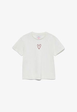 Biała koszulka z krótkim rękawem z prostym czerwonym obrysem serca wyszywanym na środku klatki piersiowej, jednolite tło.