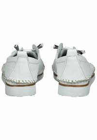 Scarpe bianche in pelle con un design cucito, tacco arrotondato e suola testurizzata. Presentano due dettagli decorativi metallici sulla parte superiore.