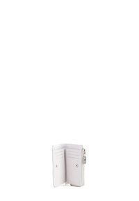 Portafoglio in pelle bianca con chiusura a zip, scomparti interni per carte, bottone a pressione e texture liscia. Forma rettangolare compatta, design minimale.